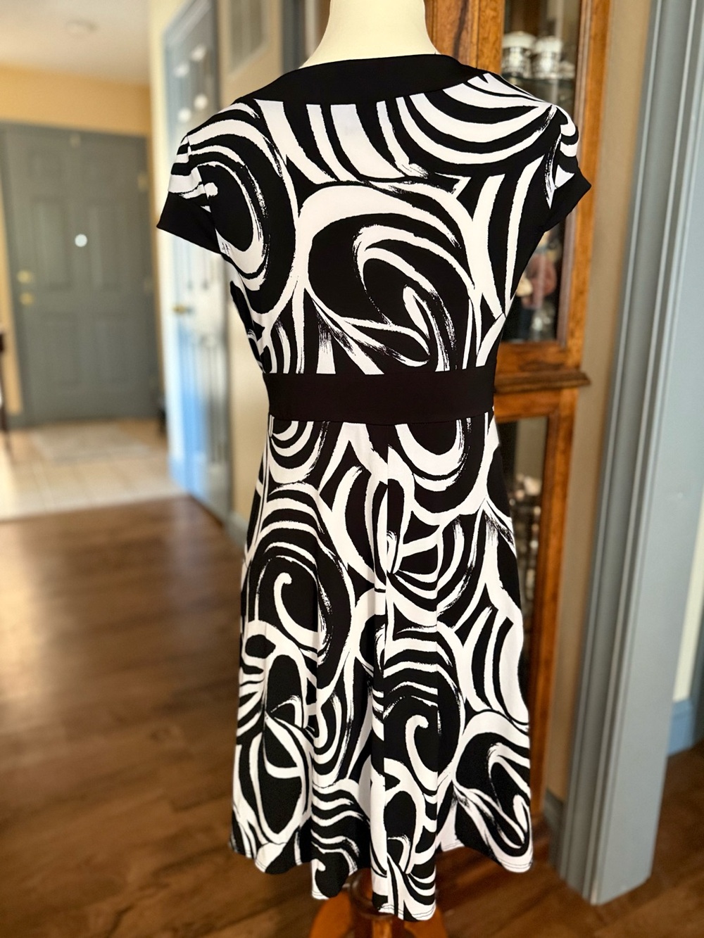 I.N. Studio Black & White Abstract Swirl Fit & Flair Empire Waist Strech - Picture 4 of 7